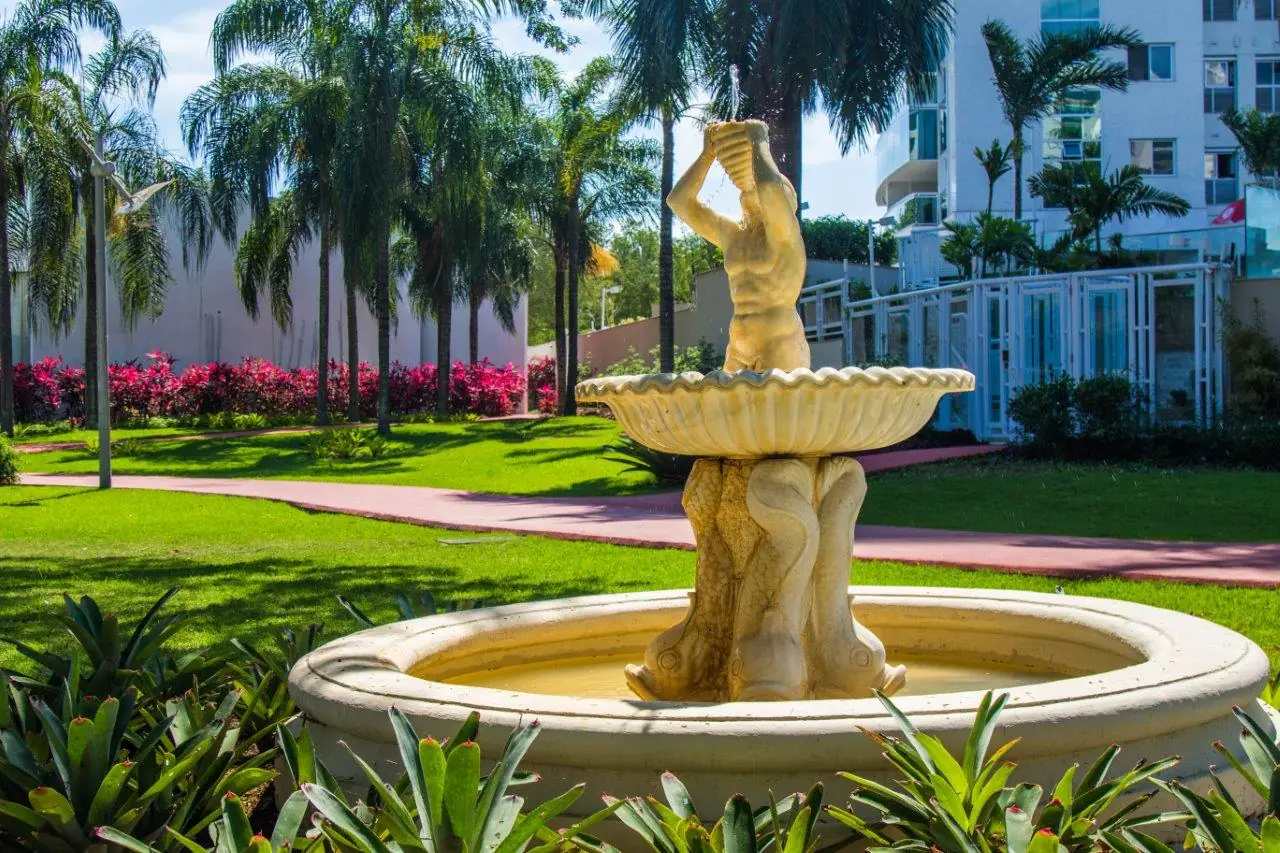 Península — praça e escultura